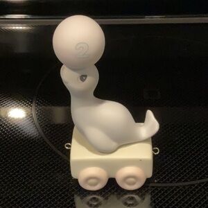 Precious Moments Cream Seal with White Ball Toy